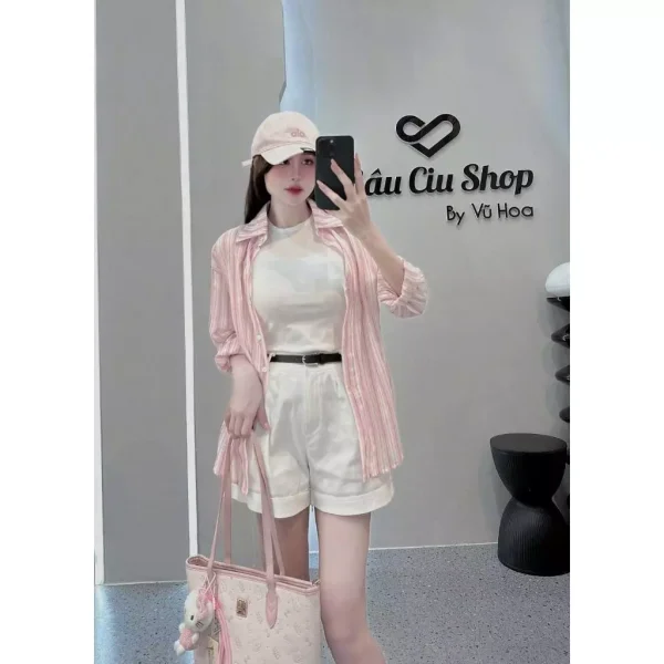 Set đồ nữ năng động sơ mi kẻ phối áo thun và quần short lưng cao Trẻ trung – thoải mái – dễ phối! Set đồ gồm áo thun trắng basic phối cùng áo sơ mi sọc xanh tay lửng và quần short lưng cao tôn dáng. Phù hợp đi chơi, dạo phố, du lịch. Chất vải mềm mại, mát mẻ, dễ chịu khi mặc.