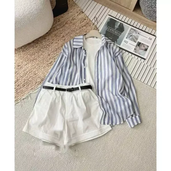 Set đồ nữ năng động sơ mi kẻ phối áo thun và quần short lưng cao Trẻ trung – thoải mái – dễ phối! Set đồ gồm áo thun trắng basic phối cùng áo sơ mi sọc xanh tay lửng và quần short lưng cao tôn dáng. Phù hợp đi chơi, dạo phố, du lịch. Chất vải mềm mại, mát mẻ, dễ chịu khi mặc.