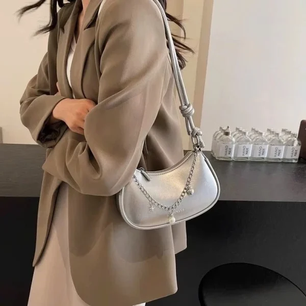 phối đồ với túi đeo chéo nữ 2025 từ Aurie Fashion.